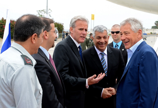 De Amerikaanse minister van Defensie Chuck Hagel wordt begroet door de directeur-generaal van het ministerie van Defensie in Israël.