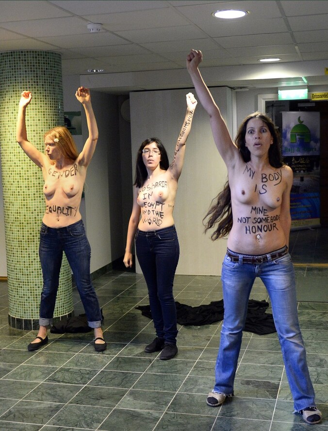 De Egyptische activiste Alia al-Mahdi (midden) en haar medeleden van Femen aan een moskee in Stockholm.