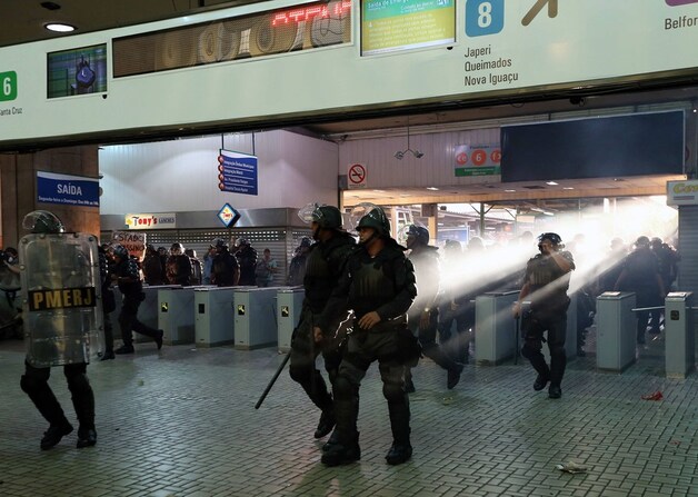 Oproerpolitie in het centraal station van Rio de Janeiro.