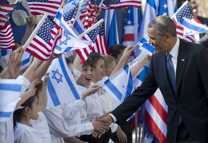 De Amerikaanse president Barack Obama gisteren bij aankomst in Tel Aviv.