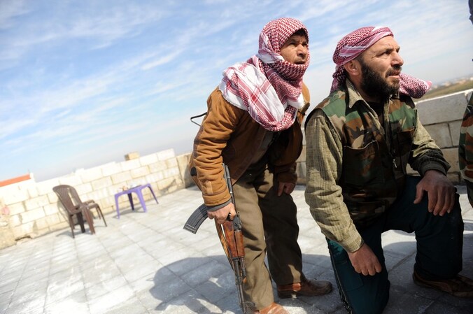 Militanten van het Free Syrian Army overschouwen de stad.