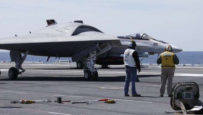 Een Navy X-47B drone (links).