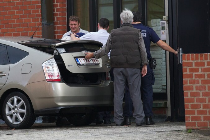 Archieffoto: Tinus van Wesenbeeck wordt begeleid door de politie