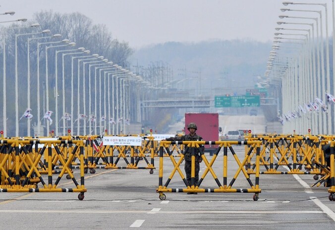 Een Zuid-Koreaanse soldaat bewaakt de weg naar Kaesong in Noord-Korea..