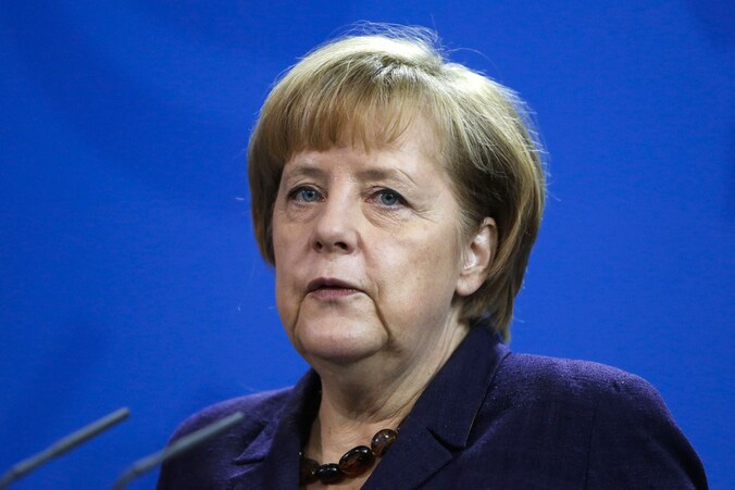 Een agent greep op het nippertje in toen de Moldaviër een molotovcocktail wilde gooien naar het autokonvooi van Merkel.