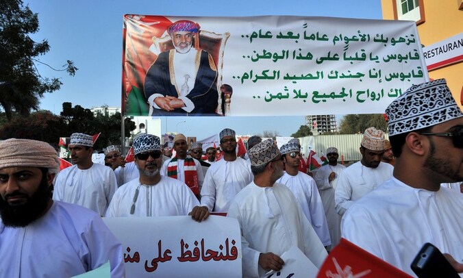 Sultan Qaboos herschikt zijn regering in een poging om de volksopstand te drukken.