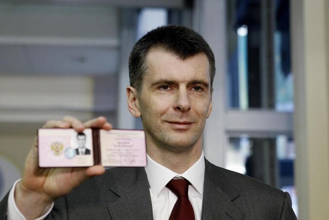 Michail Prochorov toont de kaart die hij kreeg als officiële kandidaat voor de presidentsverkiezingen.