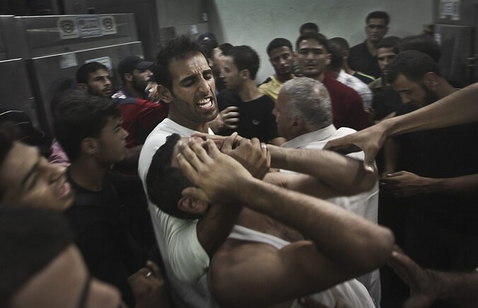 Een Palestijnse man rouwt om het verlies van zijn familielid na een Israëlische luchtaanval.