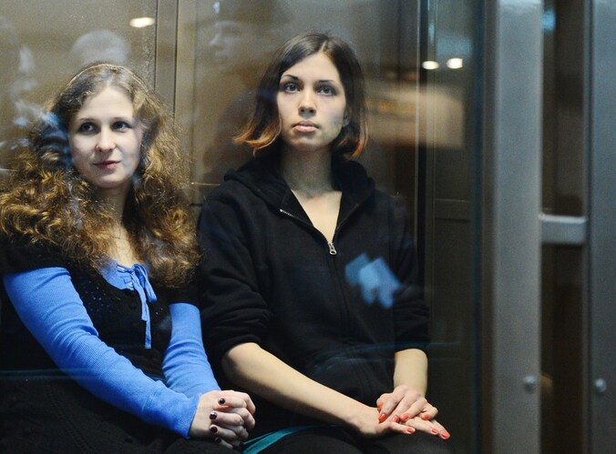 Maria Aljochina (l) werd overgebracht naar een 'veilige plaats'.