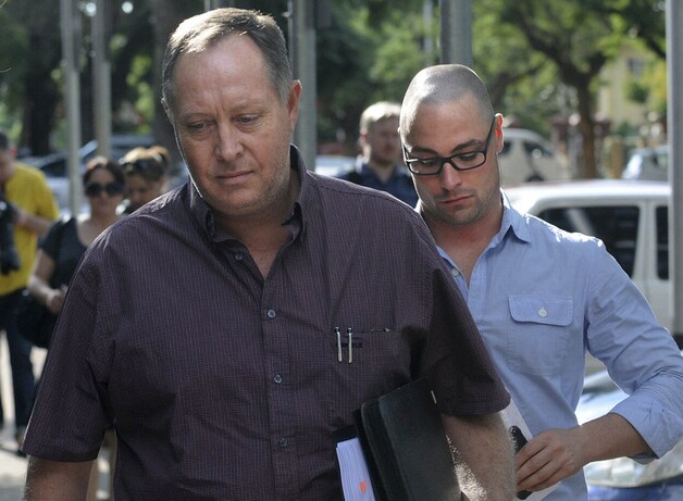 Carl Pistorius (r) en Oscars' advocaat Kenny Oldwage