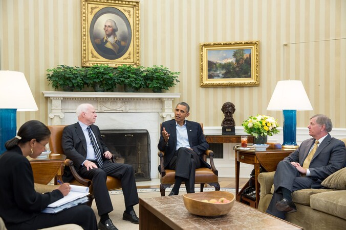 McCain (M) vandaag op bezoek bij Barack Obama (R).