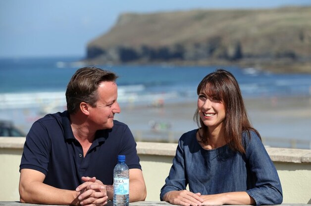 De Britse premier Cameron keert uit vakantie terug voor overleg in Londen.