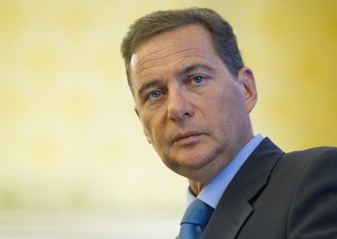 Minister van Immigratie Eric Besson komt uit de lucht vallen.
