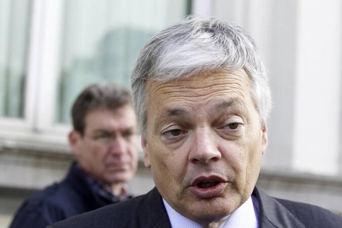 Minister van Buitenlandse Zaken Didier Reynders praat zijn collega uit Kameroen Pierre Moukoko Mbongo.