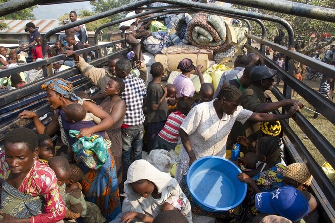 Honderden Congolezen sloegen gisteren op de vlucht voor het geweld in Noord-Kivu.