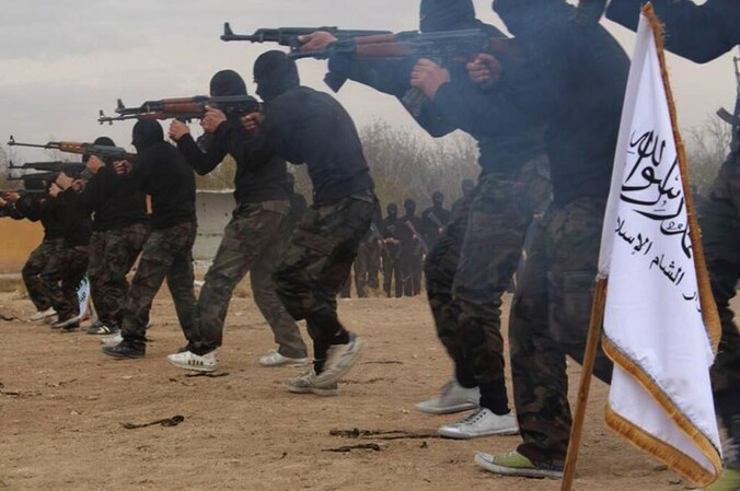 Leden van de Ahrar al-Sham-brigade tijdens een training op een onbekende plaats in Syrië.