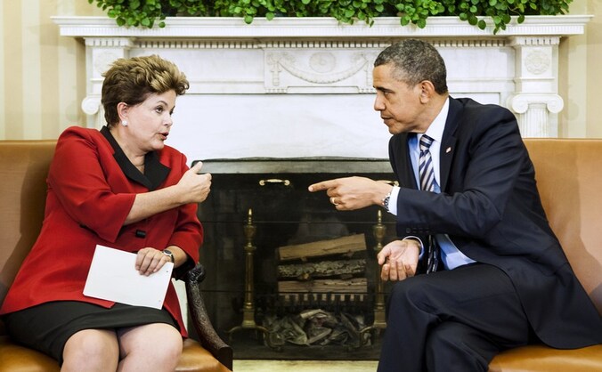 Dilma Rousseff (L) op de sofa bij Barack Obama (R) bij een vorige ontmoeting.