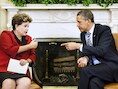 Dilma Rousseff (L) op de sofa bij Barack Obama (R) bij een vorige ontmoeting.