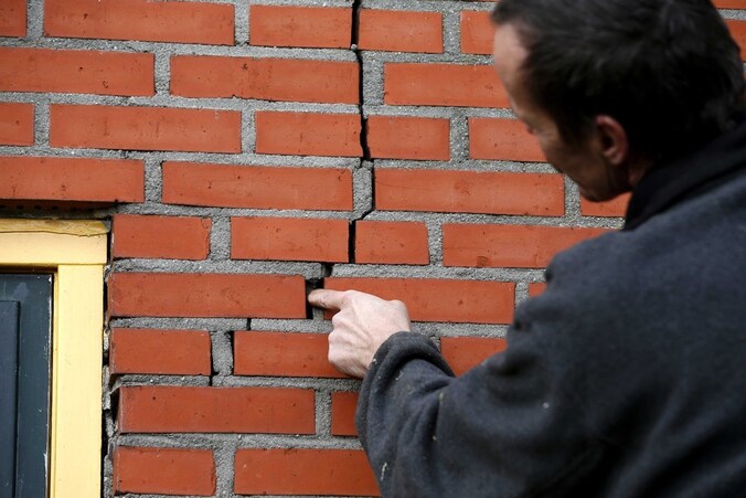Een man in het Nederlandse Doodstil stelt de schade aan zijn huis vast na twee bevingen in dezelfde nacht eind vorige week.