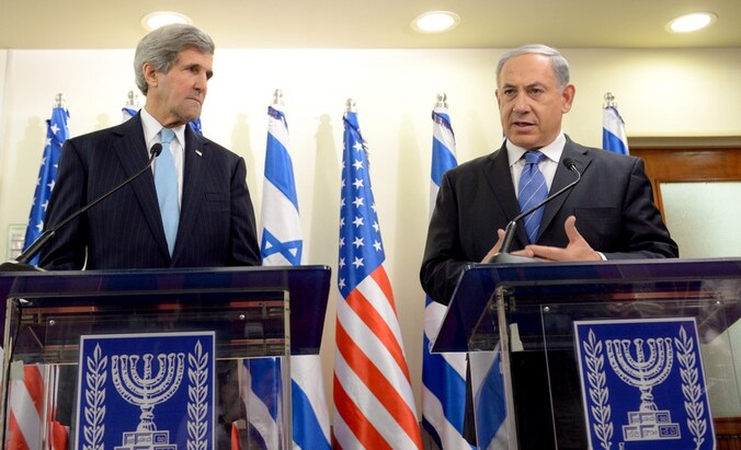 John Kerry op bezoek bij de Israëlische premier Netanyahu.