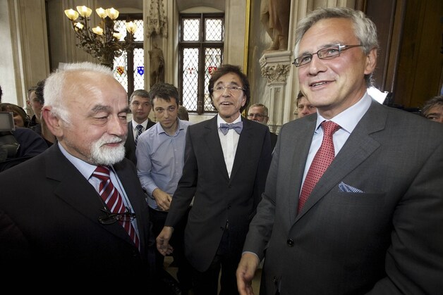Vlaams parlementsvoorzitter Jan Peumans (N-VA), premier Elio Di Rupo (PS) en Vlaams minister-president Kris Peeters (CD&amp;V) vanmiddag bij aankomst op het Brusselse stadhuis.