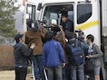Een vrachtwagenchauffeur die terugkeert van het Kaesong-bedrijvencomplex in Noord-Korea wordt belaagd door Zuid-Koreaanse media.