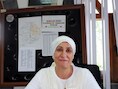 Ambtenaar Azize Erdem mag voortaan haar hoofddoek ook op kantoor dragen.
