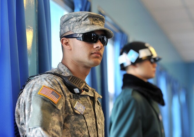 Een Amerikaanse soldaat (links) en een Zuid-Koreaanse soldaat staan wacht