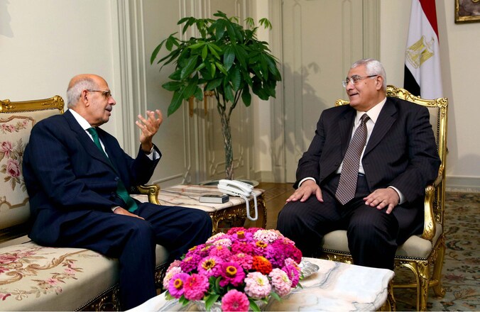 Mohamed ElBaradei (links) in gesprek met Adli Mansour, afgelopen zaterdag.
