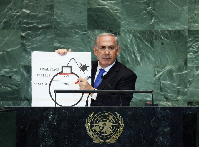 De Israelische premier Netanyahu met een grafische representatie van het Iraanse kernprogramma.