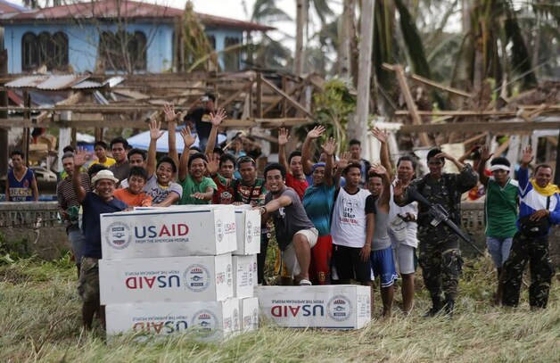 De bewoners van Guiuan hebben geluk. Amerikaanse voedselhulp heeft tien dagen na de verschrikkelijke storm hun plaatsje bereikt.