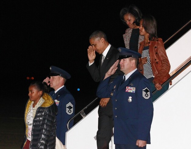 De Obama's bij hun aankomst op Andrews Air Force Base in Maryland, nabij Washington DC.
