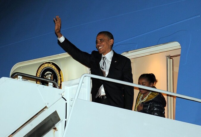 Obama gaat aan boord van de Air Force One.