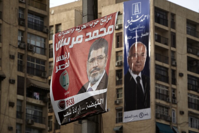 Campagneposters voor Mohammed Morsi (links) en Ahmed Safik (rechts).