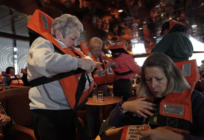 Passagiers trokken alvast hun reddingsvest aan tijdens een obligate reddingsoefening.