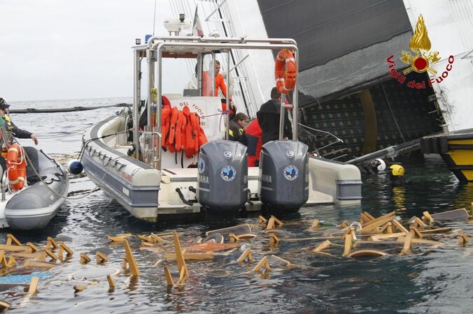 Meubels drijven uit het wrak van de Costa Concordia.