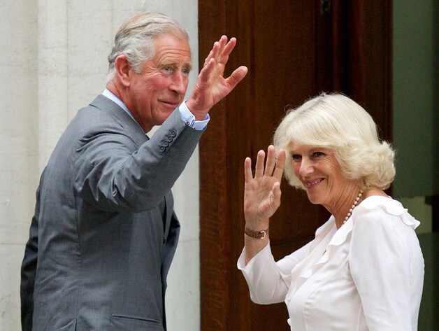 Troonopvolger prins Charles gaat zijn eerste kleinkind bezoeken.