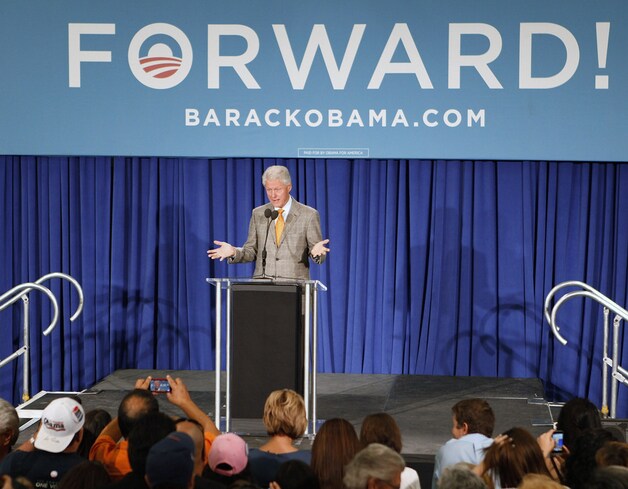 In Obama's afwezigheid probeert Bill Clinton de kiezers te overtuigen.