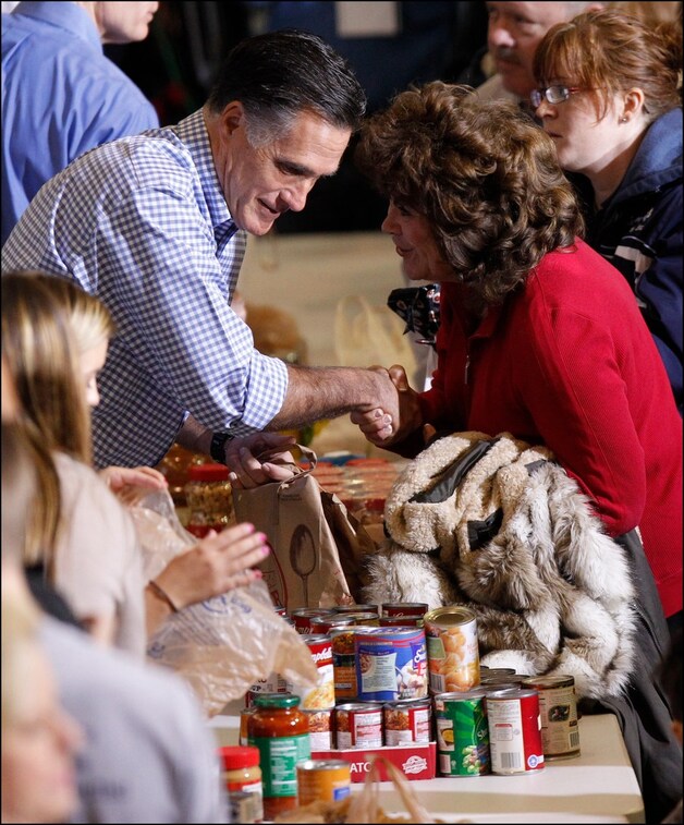 Romney past zijn campagne-evenementen lichtjes aan en vraagt het publiek om hulpgoederen voor de getroffen bevolking mee te brengen.