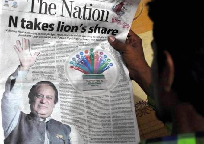 Een krantenartikel over de overwinning van Nawaz Sharif.