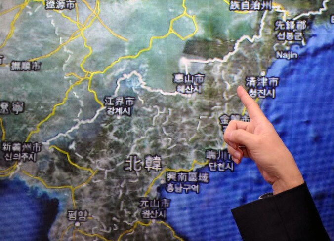 Een medewerker van het Seismologisch Centrum van Taiwan duidt de plaats aan waar de aardbeving ontstond.