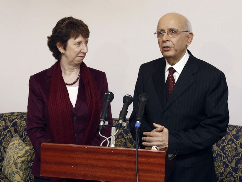 Ashton luistert naar de Tunesische premier Mohamed Ghannouchi.