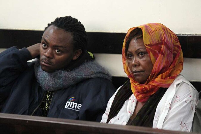 Susan Soila en haar zoon Robert Ntawasa.