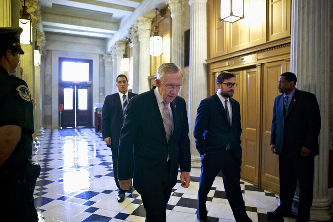 Harry Reid (vooraan) afgelopen vrijdag op weg naar de Senaat.