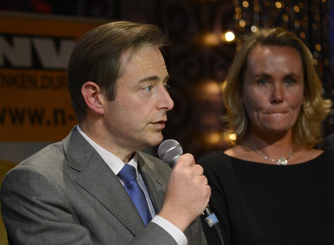 Een triomferende De Wever in de Zuiderkroon.