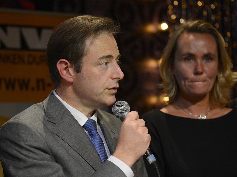 Een triomferende De Wever in de Zuiderkroon.