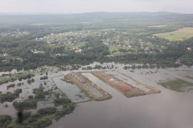De overstroomde rivier Amoer in de Khabarovsk regio.
