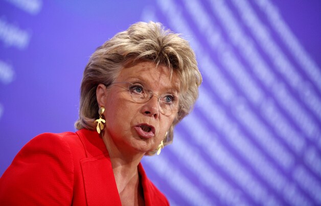 Europees commissaris Viviane Reding maakt brandhout van het Franse uitwijzingsbeleid.