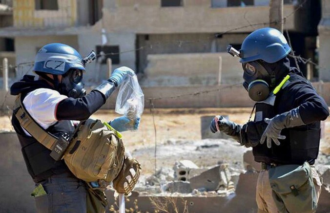Leden van een onderzoeksteam naar chemische wapen verzamelen monsters van mogelijk chemische raketten in Syrië.