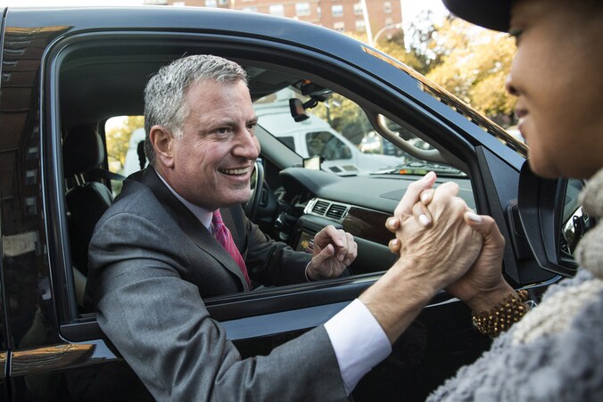 De gedoodverfde winnaar van de burgemeestersverkiezing in New York, Bill De Blasio, maandag tijdens zijn campagne.